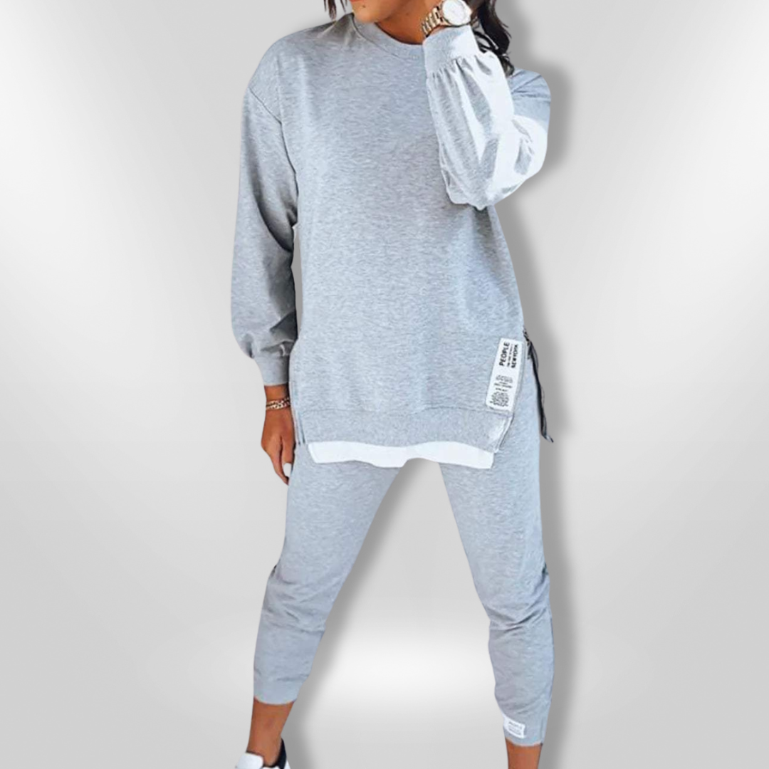 Dame lysegrå oversized hoodie og joggers, blød loungewear, fotograferet forfra.