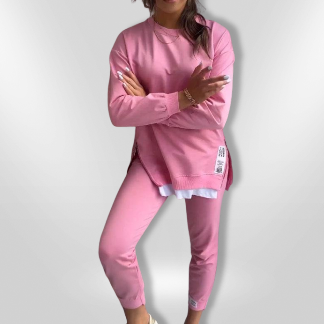 Dame lysegrå oversized hoodie og joggers, blød loungewear, fotograferet forfra.
