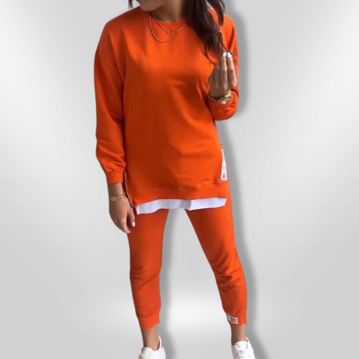 Dame lysegrå oversized hoodie og joggers, blød loungewear, fotograferet forfra.