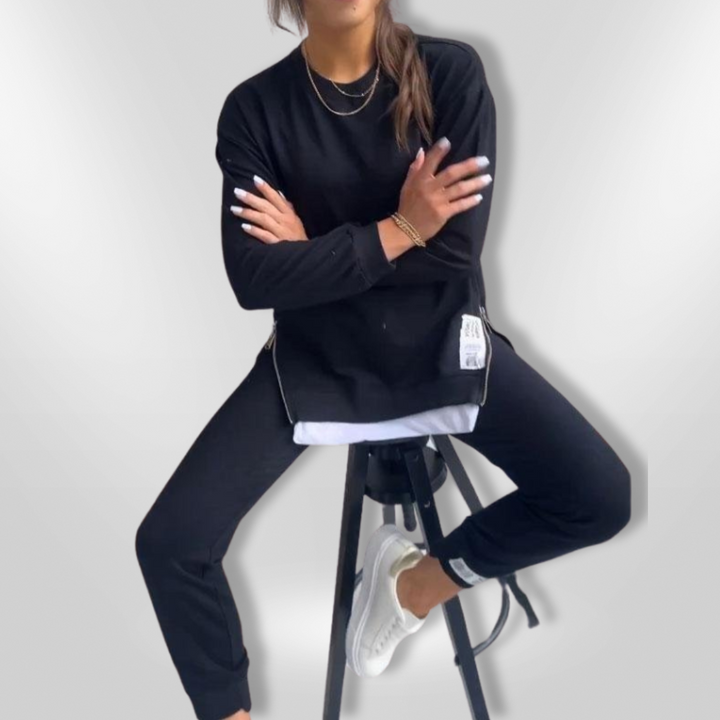 Dame lysegrå oversized hoodie og joggers, blød loungewear, fotograferet forfra.