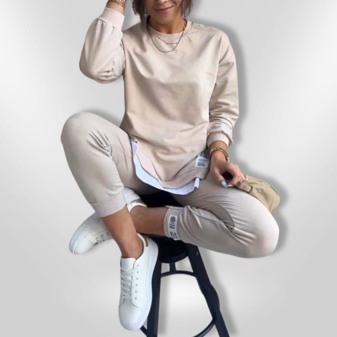 Dame lysegrå oversized hoodie og joggers, blød loungewear, fotograferet forfra.