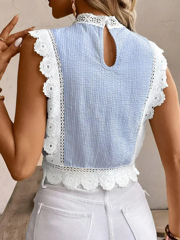 Dame bluse med blomsterbroderi i blå og hvid, elegante ærmer, let stof; et stilfuldt valg til alsidige lejligheder.