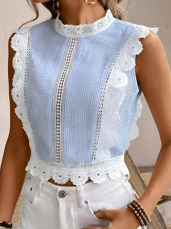Dame bluse med blomsterbroderi i blå og hvid, elegante ærmer, let stof; et stilfuldt valg til alsidige lejligheder.