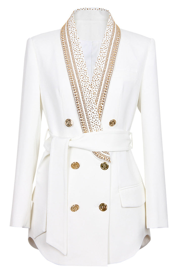 Dame hvid luksusblazer med gulddetaljer, dobbeltspænde design og taljefremhævende bælte, elegant look.