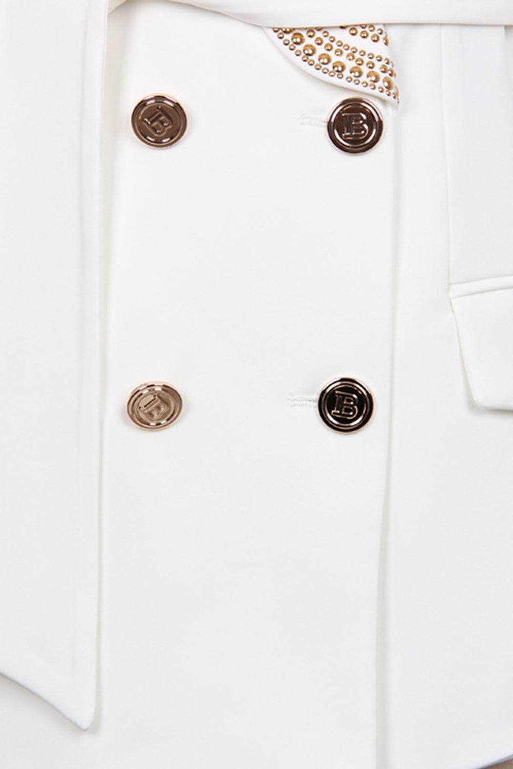 Dame hvid luksusblazer med gulddetaljer, dobbeltspænde design og taljefremhævende bælte, elegant look.