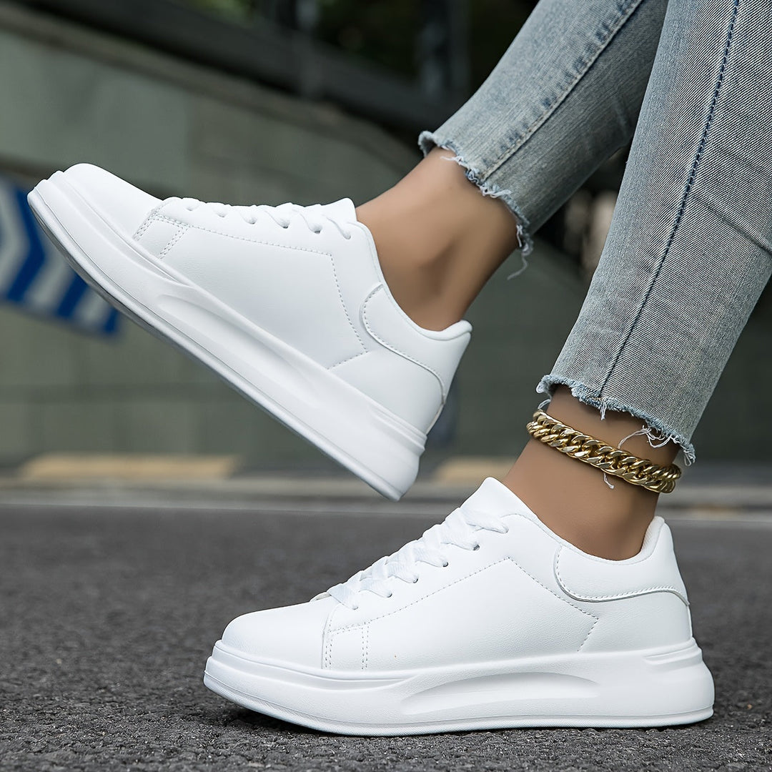 Naisten valkoiset nahkasneakers, tyylikkäät ja mukavat arkeen. Pehmeä keinonahka ja kestävä kumipohja.