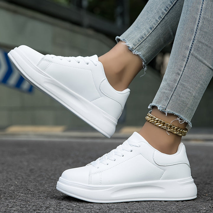 Naisten valkoiset nahkasneakers, tyylikkäät ja mukavat arkeen. Pehmeä keinonahka ja kestävä kumipohja.