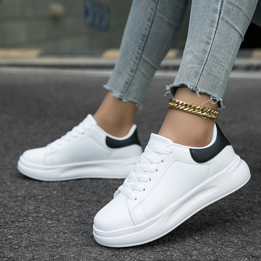 Naisten valkoiset nahkasneakers, tyylikkäät ja mukavat arkeen. Pehmeä keinonahka ja kestävä kumipohja.