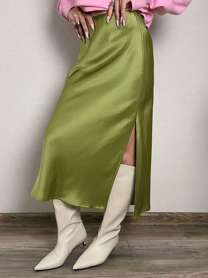 Dame grøn A-line satin silkernederdel, skinnende finish, elegant og komfortabel, sidelunger, alsidig brug.