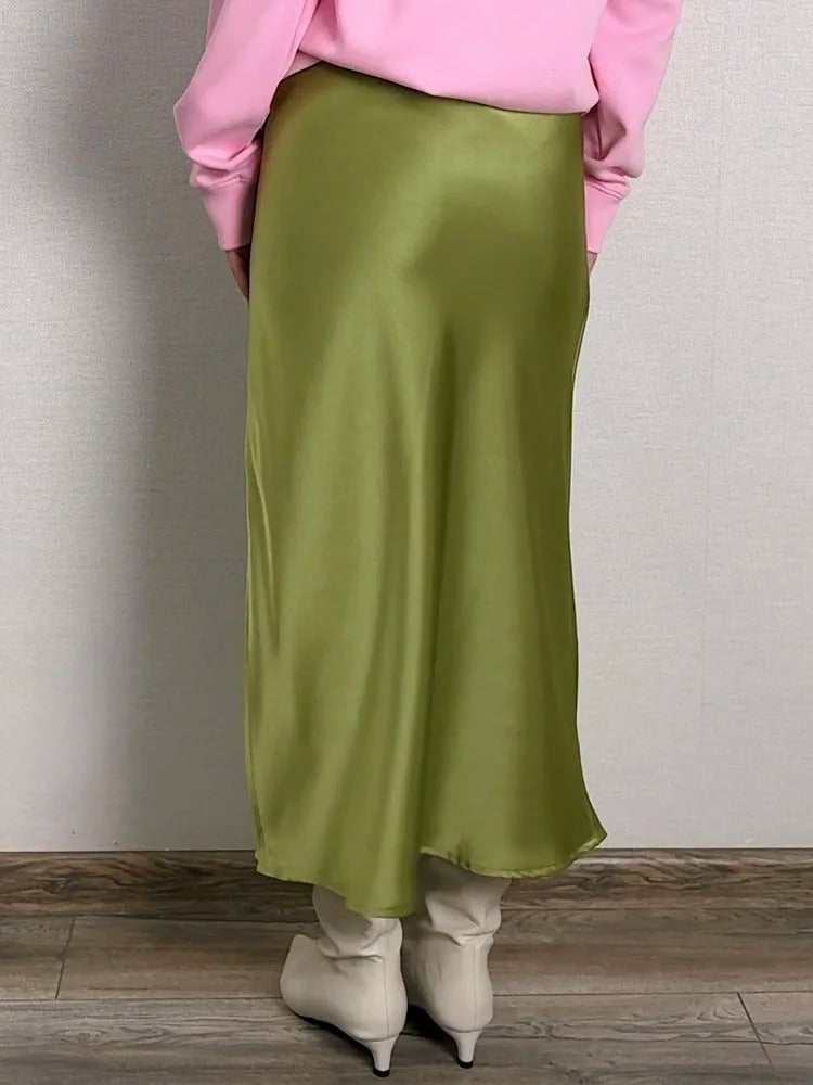 Dame grøn A-line satin silkernederdel, skinnende finish, elegant og komfortabel, sidelunger, alsidig brug.