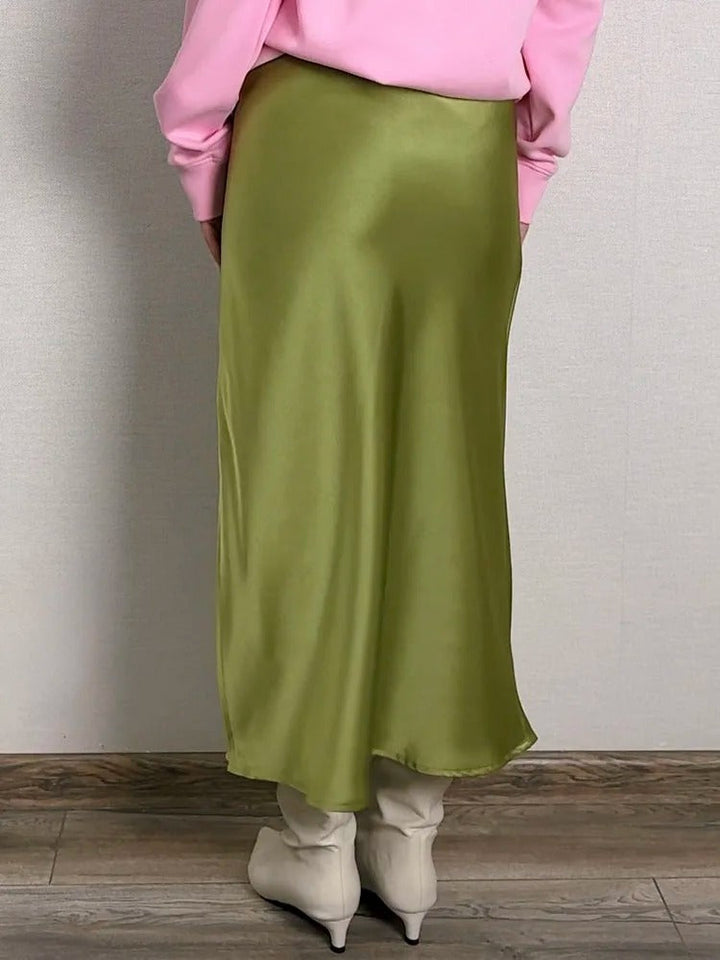 Dame grøn A-line satin silkernederdel, skinnende finish, elegant og komfortabel, sidelunger, alsidig brug.