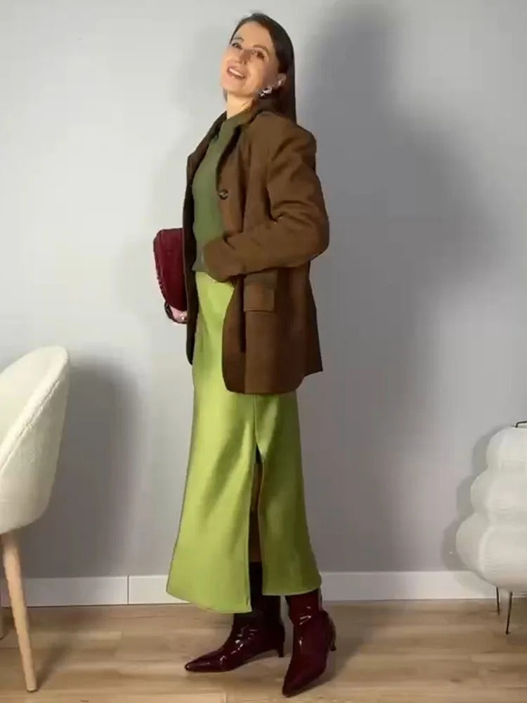 Dame grøn A-line satin silkernederdel, skinnende finish, elegant og komfortabel, sidelunger, alsidig brug.