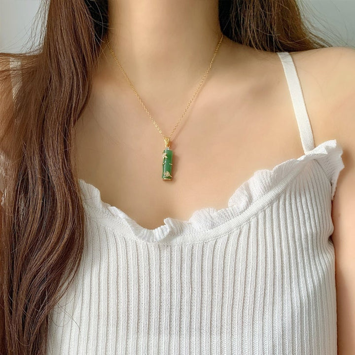 Dame grøn bambus ædelstens halskæde, elegant vedhæng, kobber og zirconia, naturinspireret design, passer til ethvert outfit.