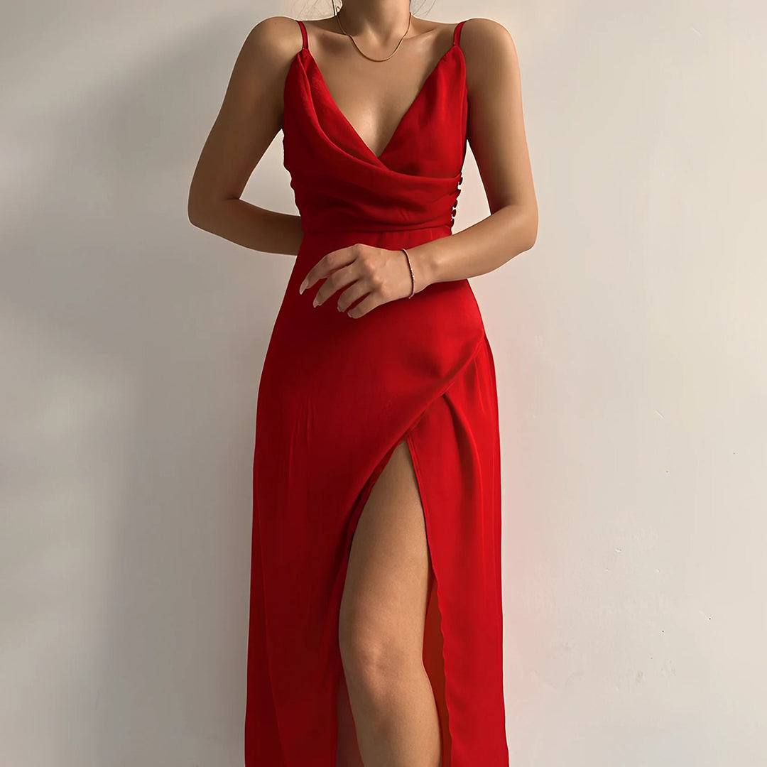 Damekjole i grøn med spaghetti-stropper og åben ryg, elegant drapering og dristig slids.