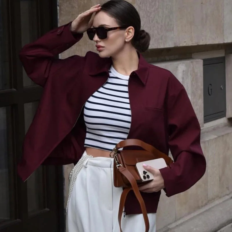 Naisten viininpunainen bomber-takki, moderni leikkaus, lyhyt pituus, pitkät hihat, elegantti ja trendikäs look.