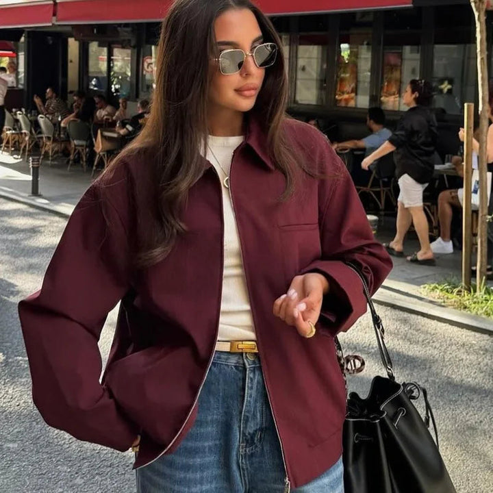 Naisten viininpunainen bomber-takki, moderni leikkaus, lyhyt pituus, pitkät hihat, elegantti ja trendikäs look.