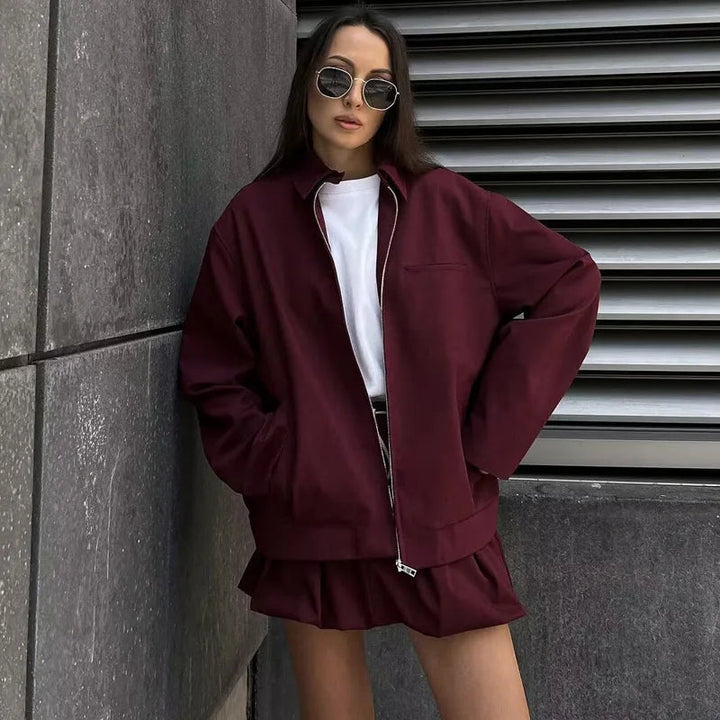 Naisten viininpunainen bomber-takki, moderni leikkaus, lyhyt pituus, pitkät hihat, elegantti ja trendikäs look.