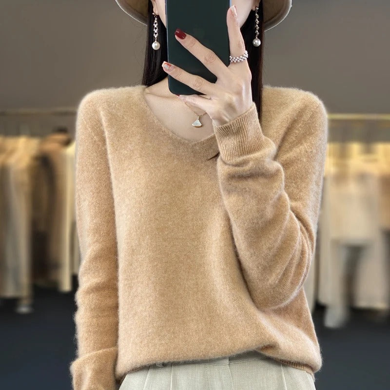 Dame striktrøje med V-hals, klassisk langærmet model, beige farve, egnet til efterårs- og vinterstil.