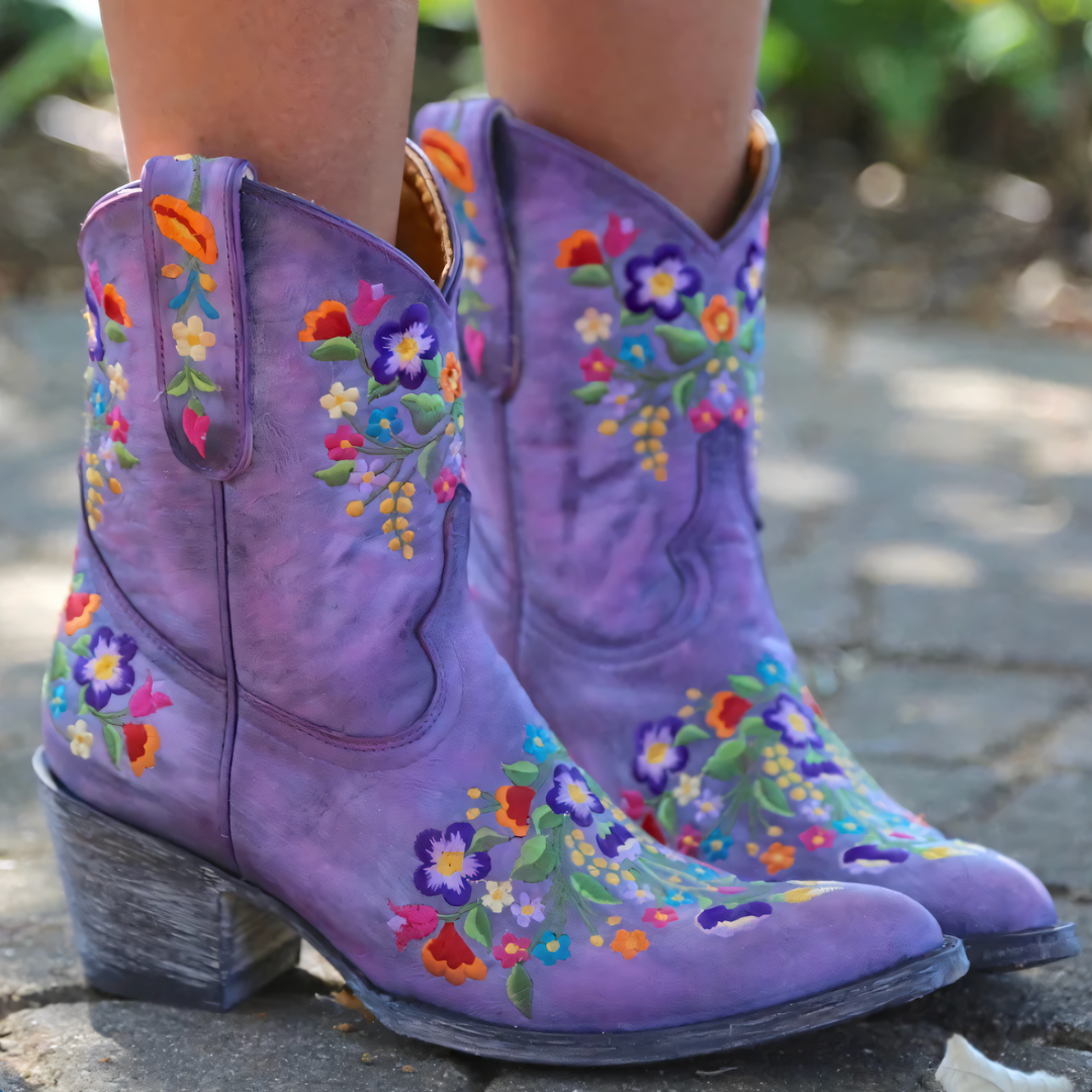 "Naisten vintage cowgirl-saappaat, keinonahka, säänkestävä, etunäkymä, tukeva pohja, pehmeä sisävuori, ruskea sävy."