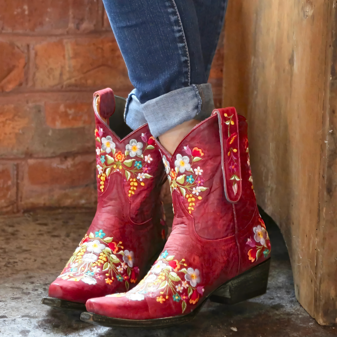 "Naisten vintage cowgirl-saappaat, keinonahka, säänkestävä, etunäkymä, tukeva pohja, pehmeä sisävuori, ruskea sävy."