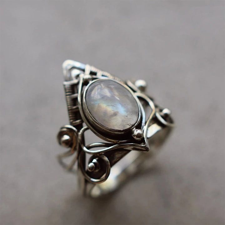 Dame vintage månesten ring, smuk mystisk nuance, fine detaljer, stilfuldt smykke til elegant kvinde.
