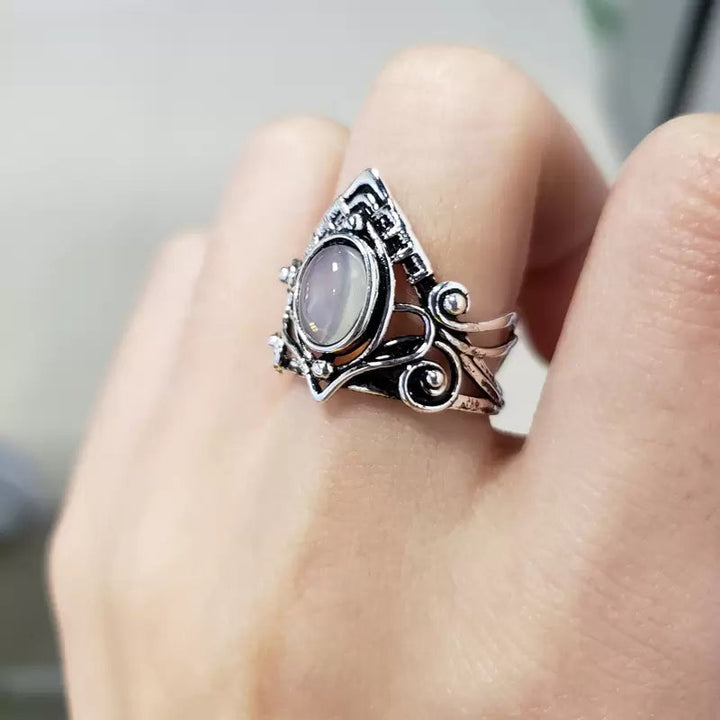 Dame vintage månesten ring, smuk mystisk nuance, fine detaljer, stilfuldt smykke til elegant kvinde.