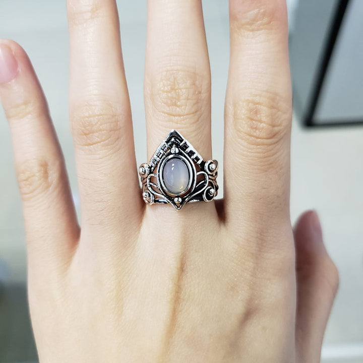 Dame vintage månesten ring, smuk mystisk nuance, fine detaljer, stilfuldt smykke til elegant kvinde.