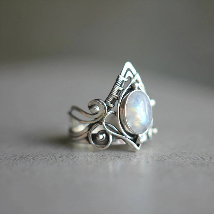 Dame vintage månesten ring, smuk mystisk nuance, fine detaljer, stilfuldt smykke til elegant kvinde.