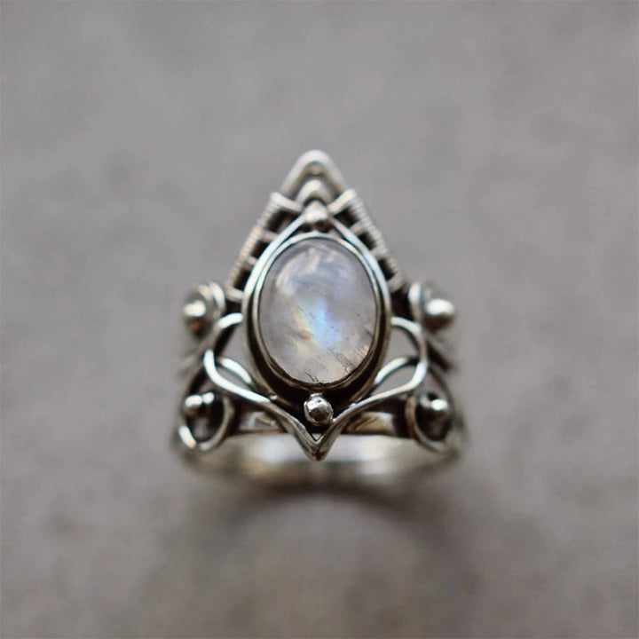 Dame vintage månesten ring, smuk mystisk nuance, fine detaljer, stilfuldt smykke til elegant kvinde.