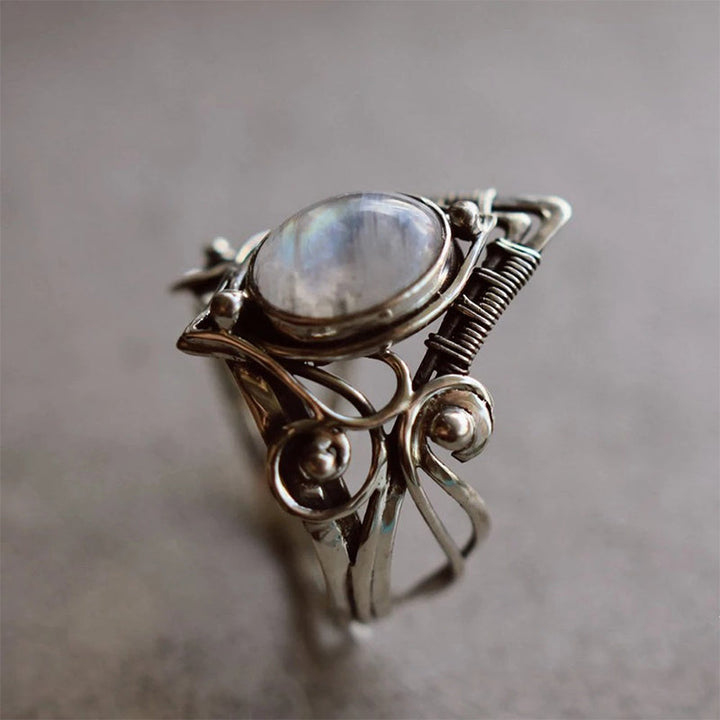 Dame vintage månesten ring, smuk mystisk nuance, fine detaljer, stilfuldt smykke til elegant kvinde.