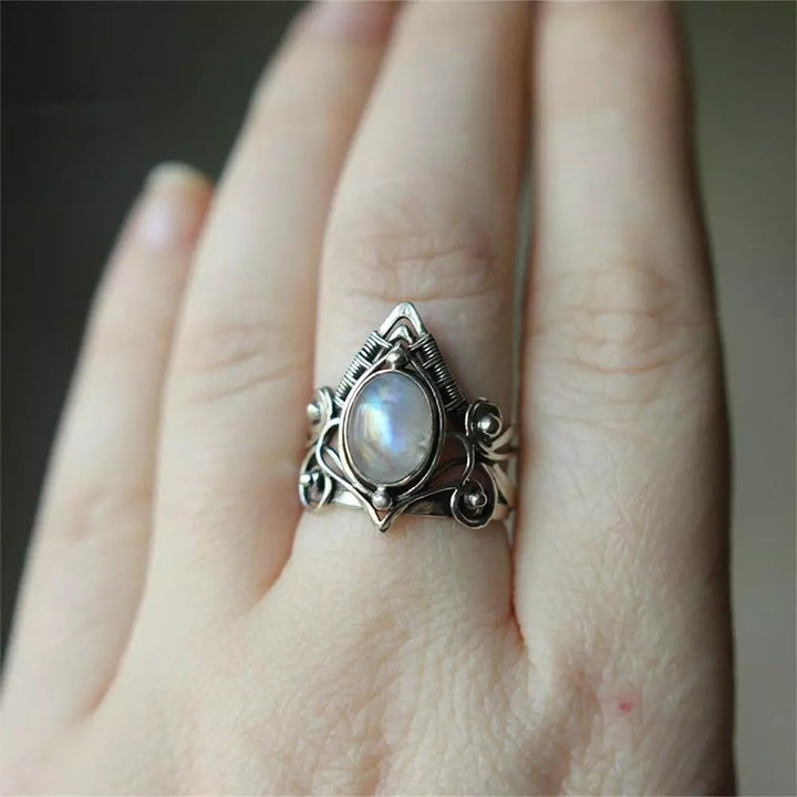 Dame vintage månesten ring, smuk mystisk nuance, fine detaljer, stilfuldt smykke til elegant kvinde.