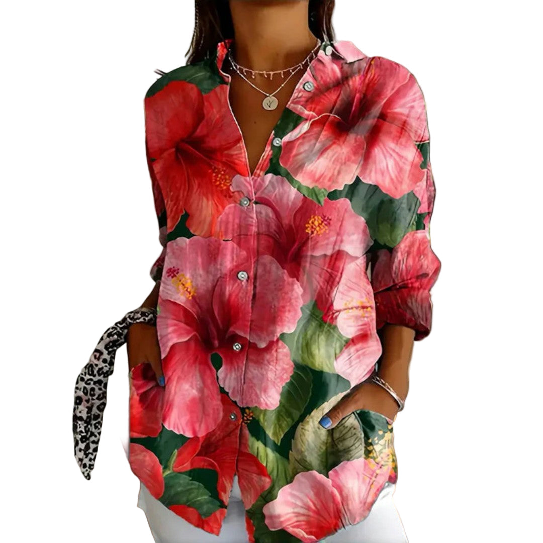 Dame vintage T-shirt i pastelfarver og blomstermønstre, fotograferet forfra, tilbyder boheme-charme og afslappet elegance.