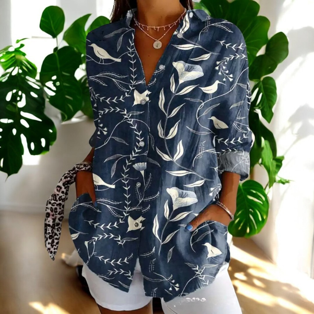 Dame vintage T-shirt i pastelfarver og blomstermønstre, fotograferet forfra, tilbyder boheme-charme og afslappet elegance.