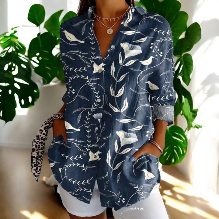 Dame vintage T-shirt i pastelfarver og blomstermønstre, fotograferet forfra, tilbyder boheme-charme og afslappet elegance.