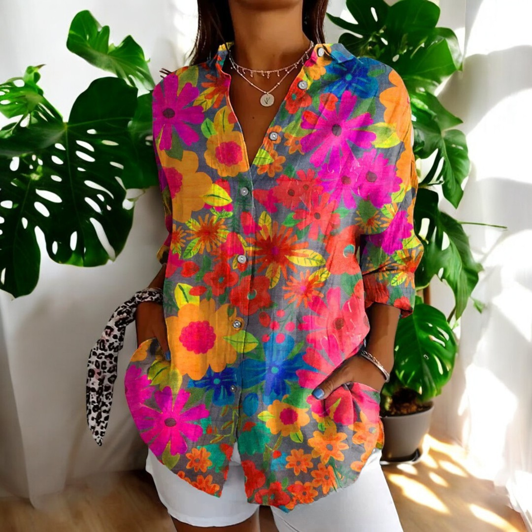 Dame vintage T-shirt i pastelfarver og blomstermønstre, fotograferet forfra, tilbyder boheme-charme og afslappet elegance.