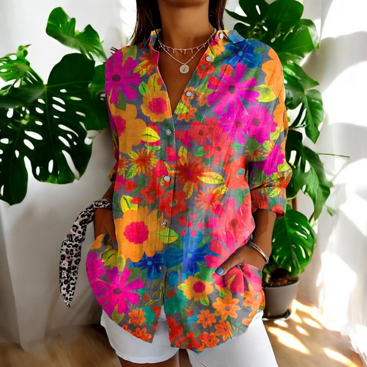 Dame vintage T-shirt i pastelfarver og blomstermønstre, fotograferet forfra, tilbyder boheme-charme og afslappet elegance.
