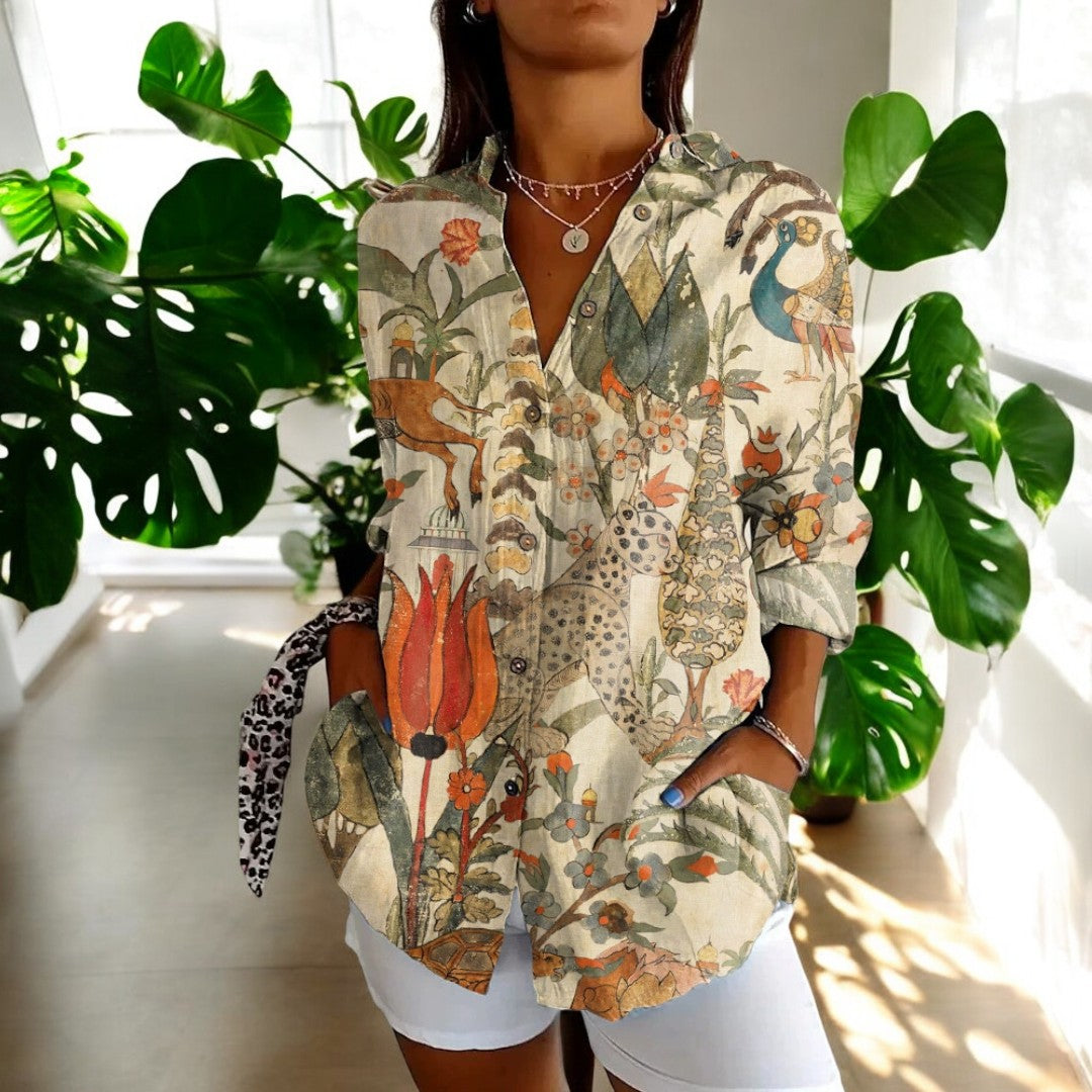 Dame vintage T-shirt i pastelfarver og blomstermønstre, fotograferet forfra, tilbyder boheme-charme og afslappet elegance.