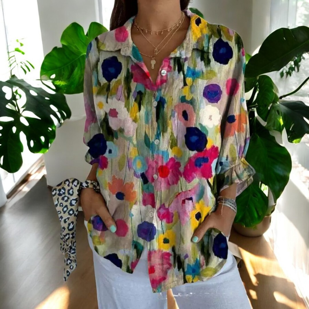 Dame vintage T-shirt i pastelfarver og blomstermønstre, fotograferet forfra, tilbyder boheme-charme og afslappet elegance.