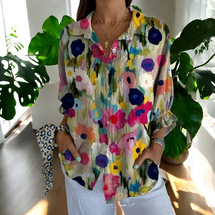 Dame vintage T-shirt i pastelfarver og blomstermønstre, fotograferet forfra, tilbyder boheme-charme og afslappet elegance.