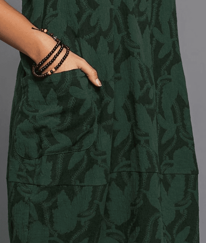 Dame vintage-stil kjole i grøn, behagelig og alsidig, med dekorative detaljer set forfra.