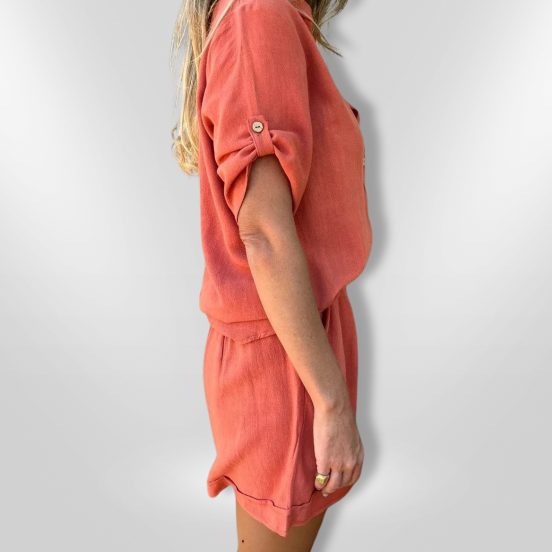 Dame sommerdragt - løs bluse og shorts; let sommertøj, elastiske shorts med lommer, stilfuldt og åndbart outfit.