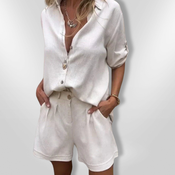 Dame sommerdragt - løs bluse og shorts; let sommertøj, elastiske shorts med lommer, stilfuldt og åndbart outfit.