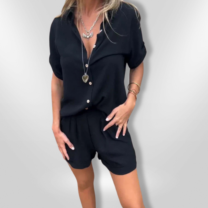 Dame sommerdragt - løs bluse og shorts; let sommertøj, elastiske shorts med lommer, stilfuldt og åndbart outfit.