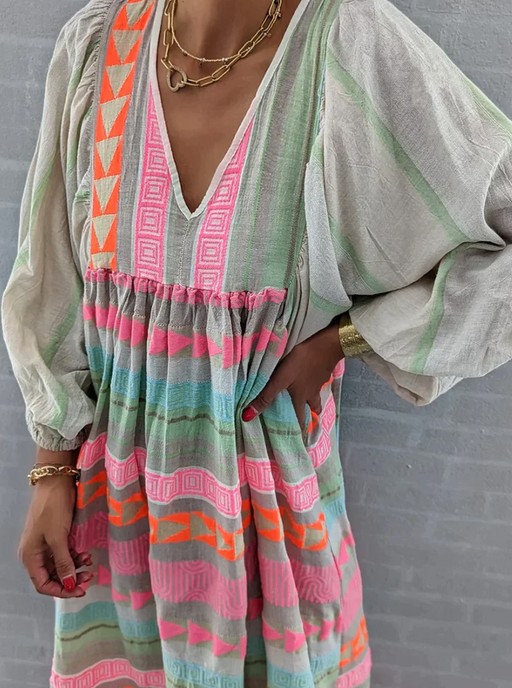 Dame sommerkjole i farverig, let, åndbar, levende farver, egnet til sommerbegivenheder, afslappet og festlig look