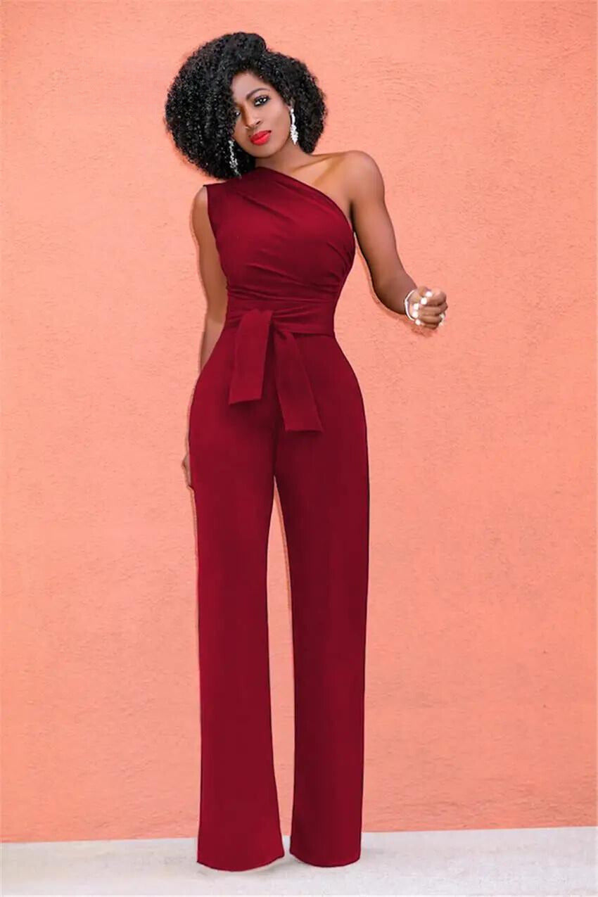 Dame jumpsuit med én skulder, brede ben, elegant silhuet, sort eller rød farve, sommer mode.