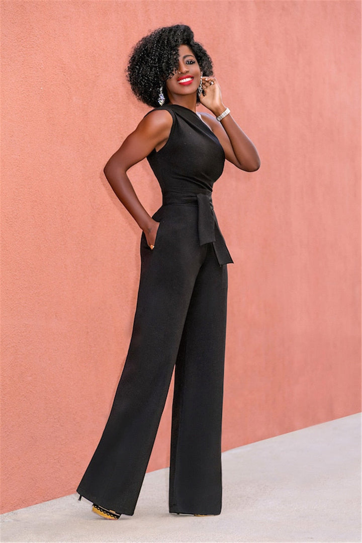 Dame jumpsuit med én skulder, brede ben, elegant silhuet, sort eller rød farve, sommer mode.