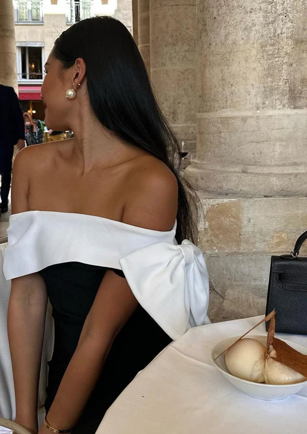 Dame en-skulder midi slidskjole, blå bandage-materiale, fremhæver former og tilbyder elegant feststil.