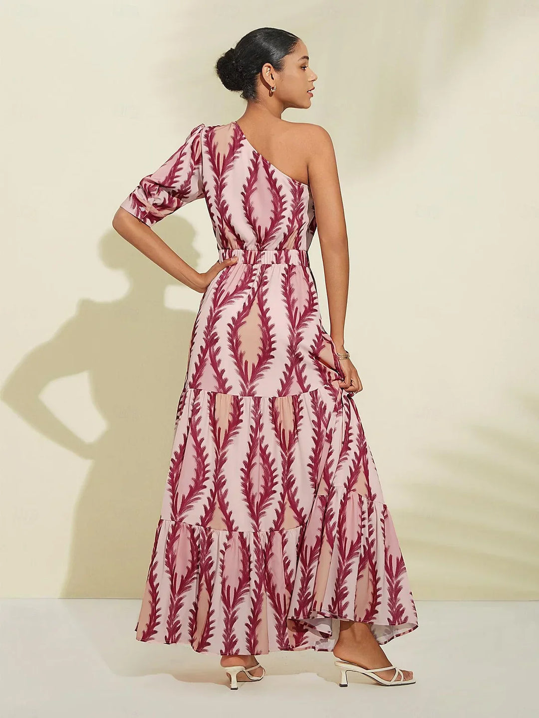 Dame maxi kjole med ét skulderbånd i rosa, behagelig og elegant stil fremhæver taljen og afslører skuldrene.