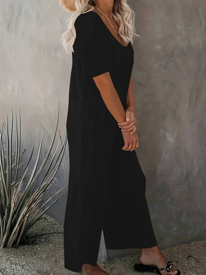 Dame ensfarvet rund hals jumpsuit, sommer, bred ben, korte ærmer, sidelommer, let stof.