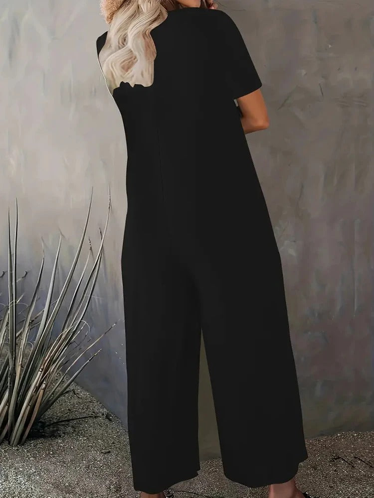 Dame ensfarvet rund hals jumpsuit, sommer, bred ben, korte ærmer, sidelommer, let stof.